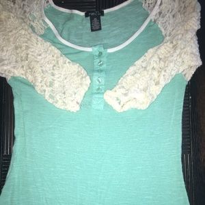 Turquoise and white rue 21 top